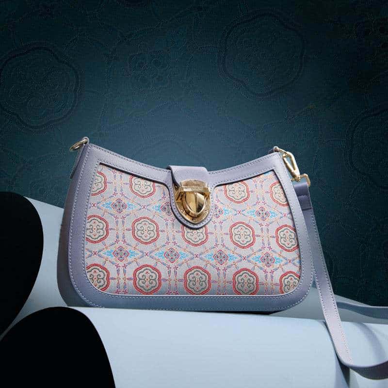 Sac bandoulière Song en cuir brocart bleu à motif Ruyi