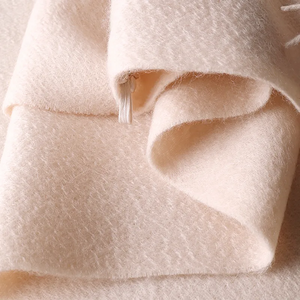 Premium 100% cashmere fibers, highlighting softness and warmth.