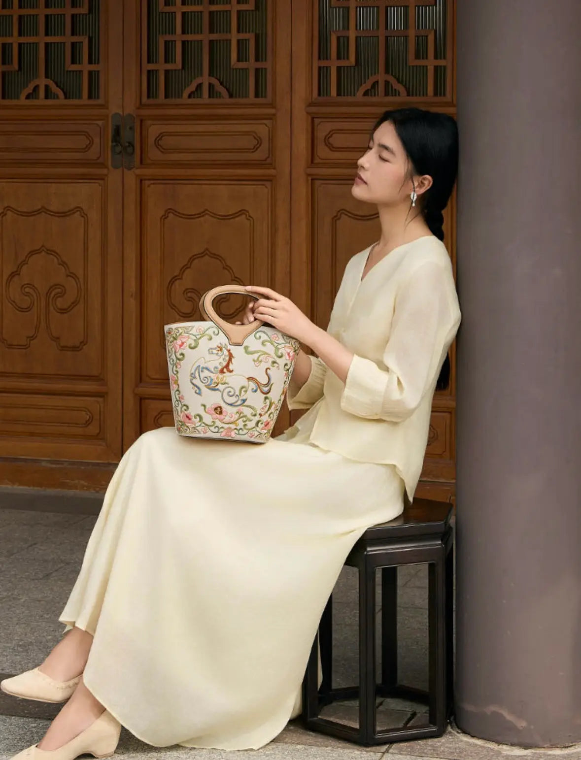 Explore the latest handbag trends for women in 2026, from embroidered statement bags and Song brocade top handles to Xiangyunsha silk and heritage textures.