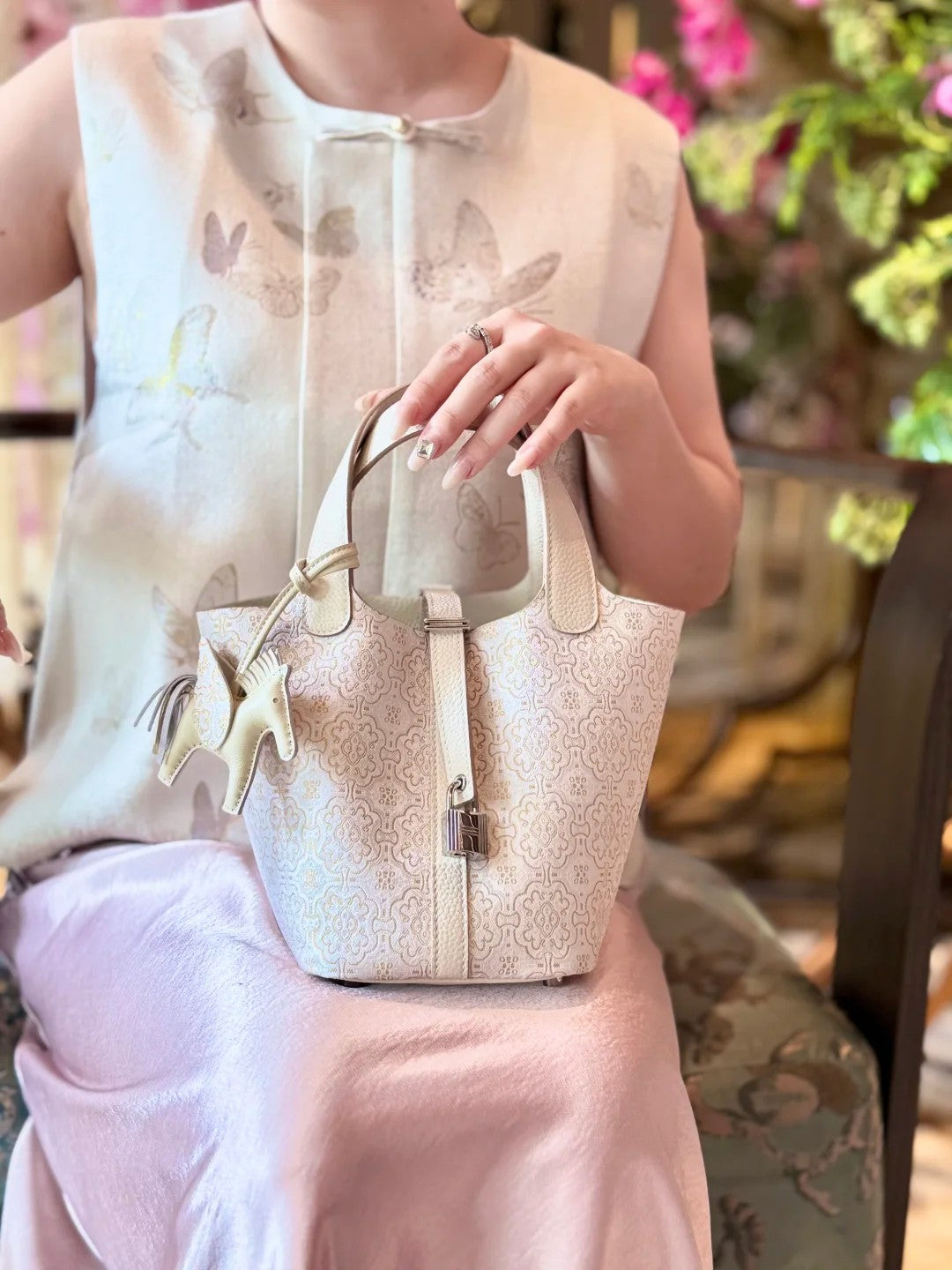 Shangjiukai White Dingsheng Song Brocade Basket Bag – Mulberry Silk Chinese Handbag-brocademodern