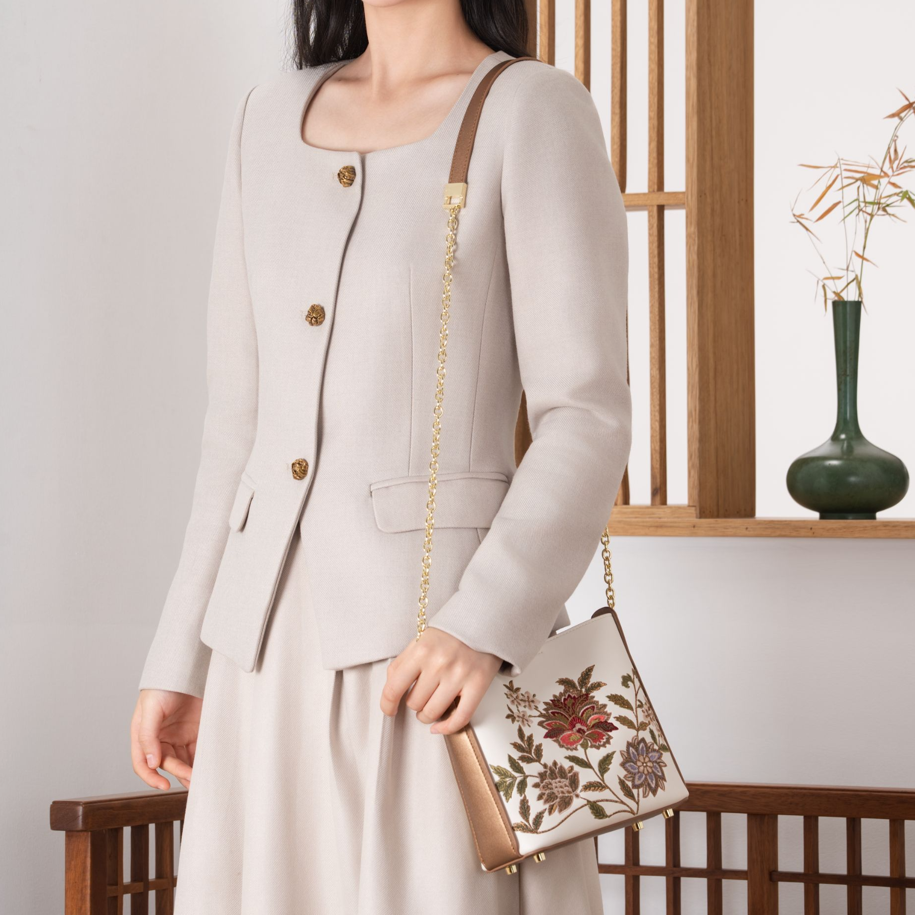 Heritage Embroidered New Chinese Style Ear Bag – Champagne Gold Floral Crossbody-brocademdoern