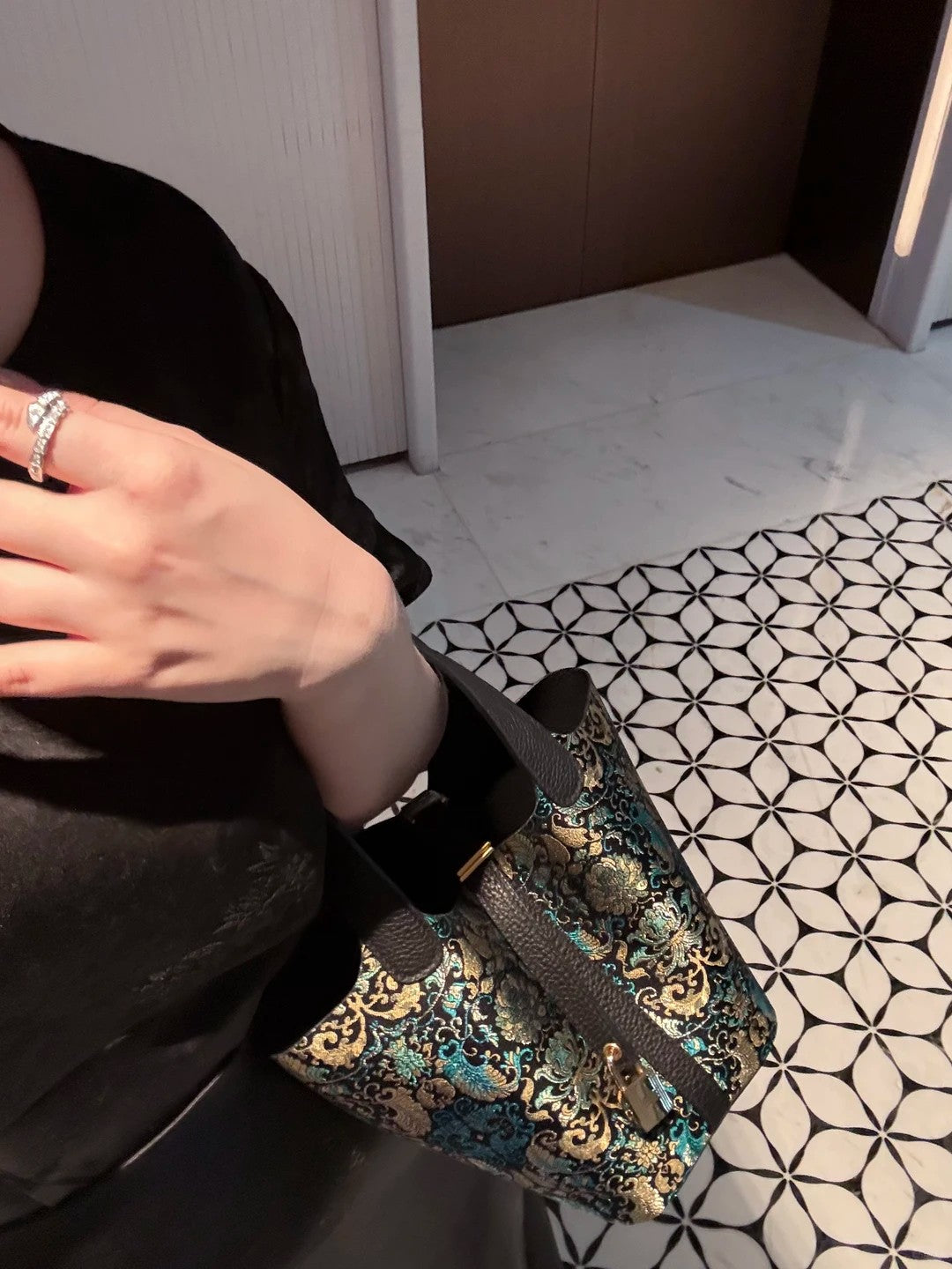 Shangjiukai Black Banana Leaf Lotus Song Brocade Basket Bag – New Chinese Style Silk Brocade Handbag-brocademodern