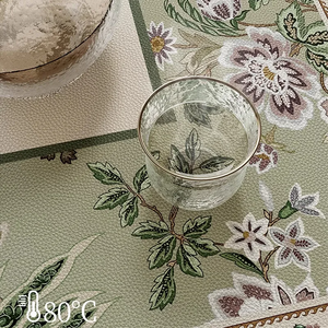 Heat resistant table mat with 80°C cup.