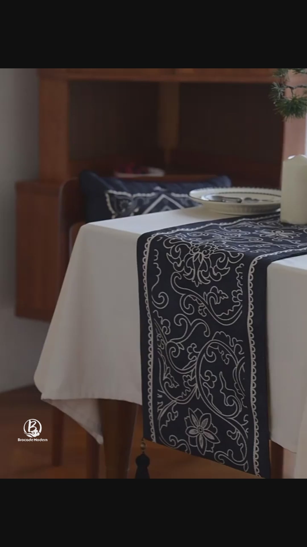 Arabesque Heritage Table Runner | Vintage Luxe Chinese-Inspired Table Decor