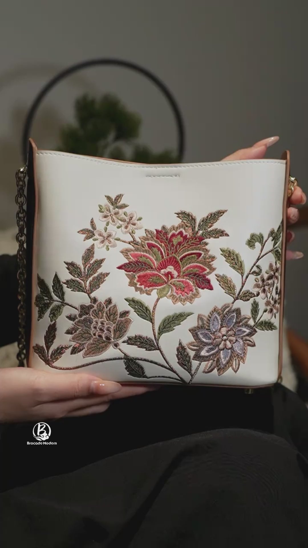 Gu Jin Yi Embroidered Ear Bag – Champagne Gold Floral Crossbody