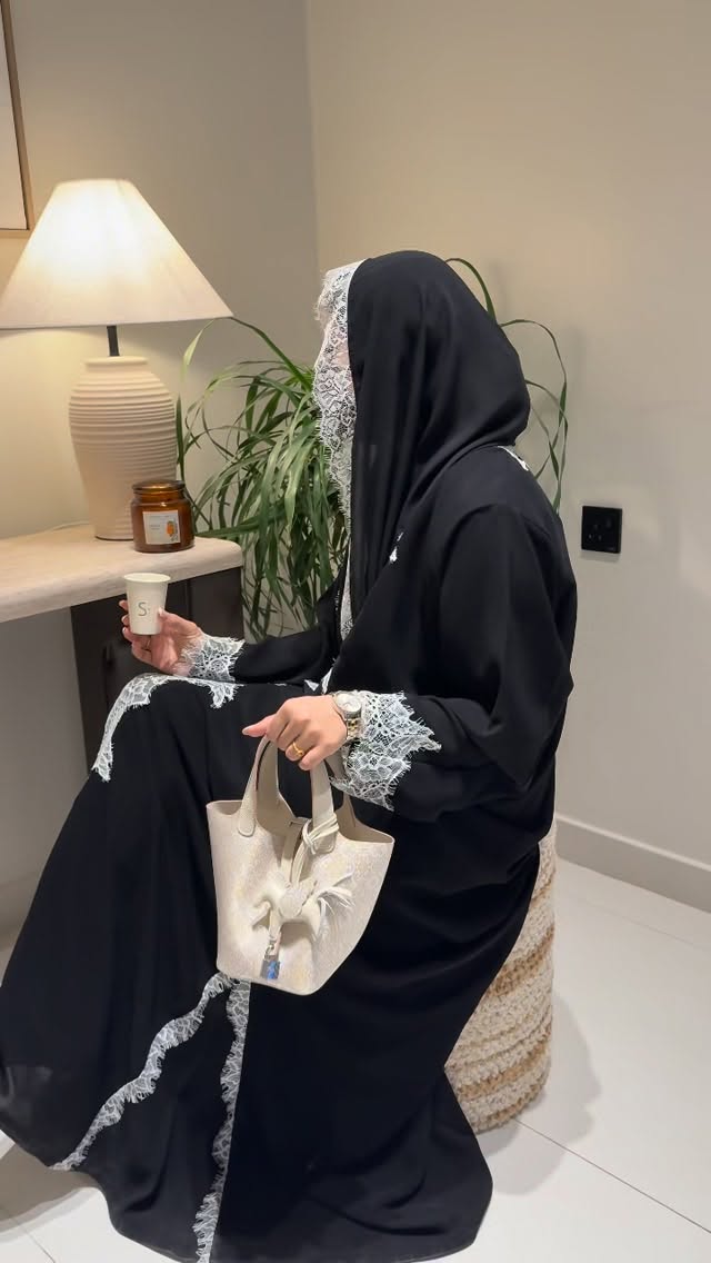 Brocade Modern community style story featuring a heritage bag